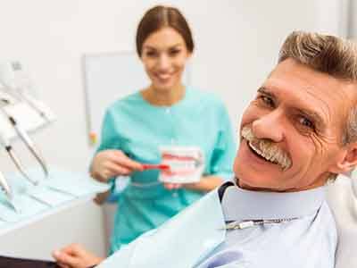 a dentures patient visiting the dentist